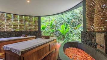 Salas de tratamiento para parejas, una bañera de hidromasaje