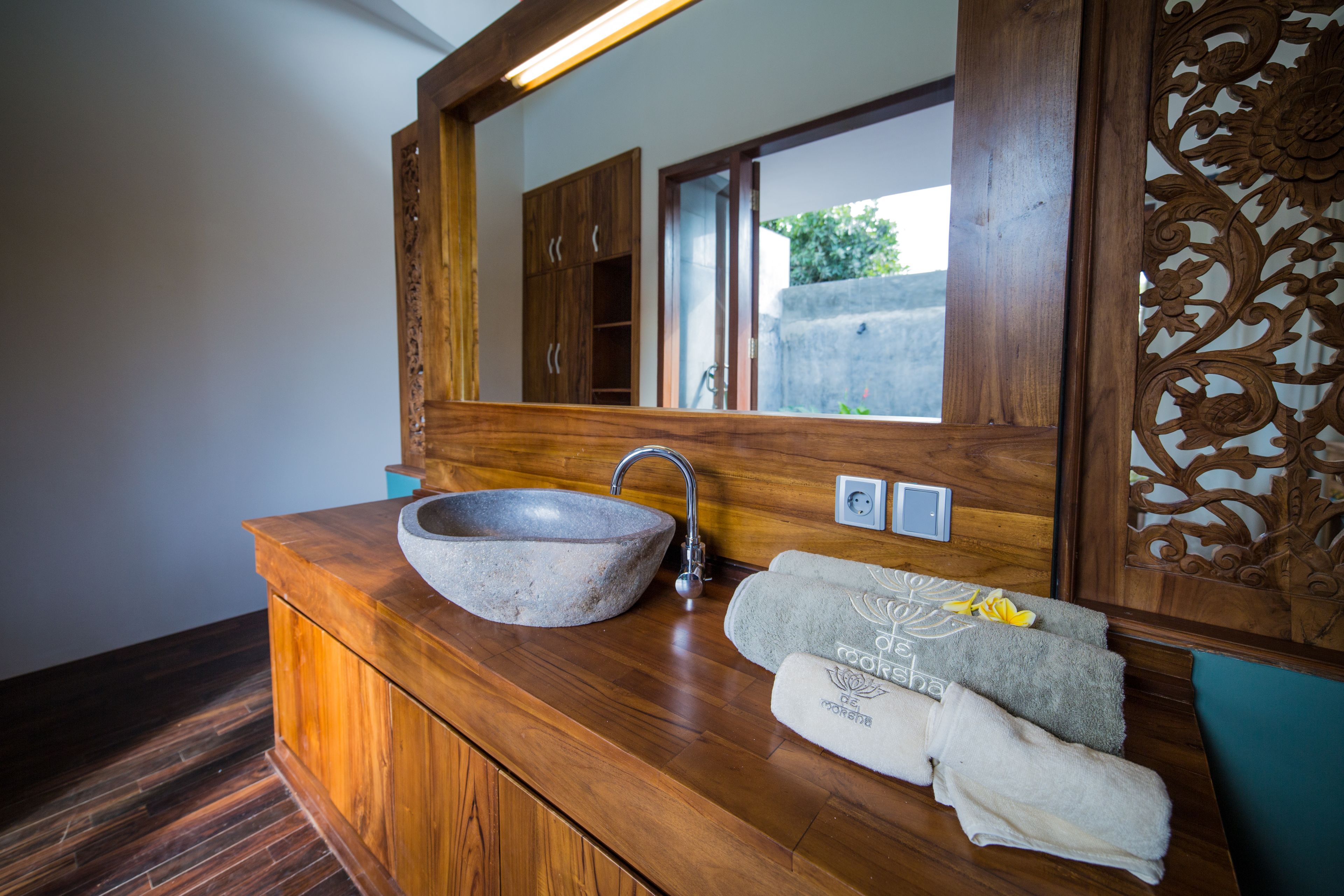 separate bathtub and shower, rainfall showerhead