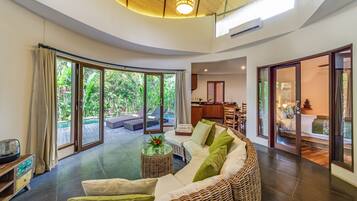 Villa de lujo, 2 habitaciones | Área de sala de estar | Televisión de pantalla plana, libros, biblioteca musical y videoteca