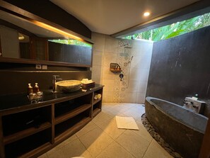 Deluxe kamer | Badkamer | Een aparte badkuip en douche, een regendouche