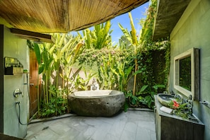 Luxe villa, 1 slaapkamer | Badkamer | Een aparte badkuip en douche, een regendouche