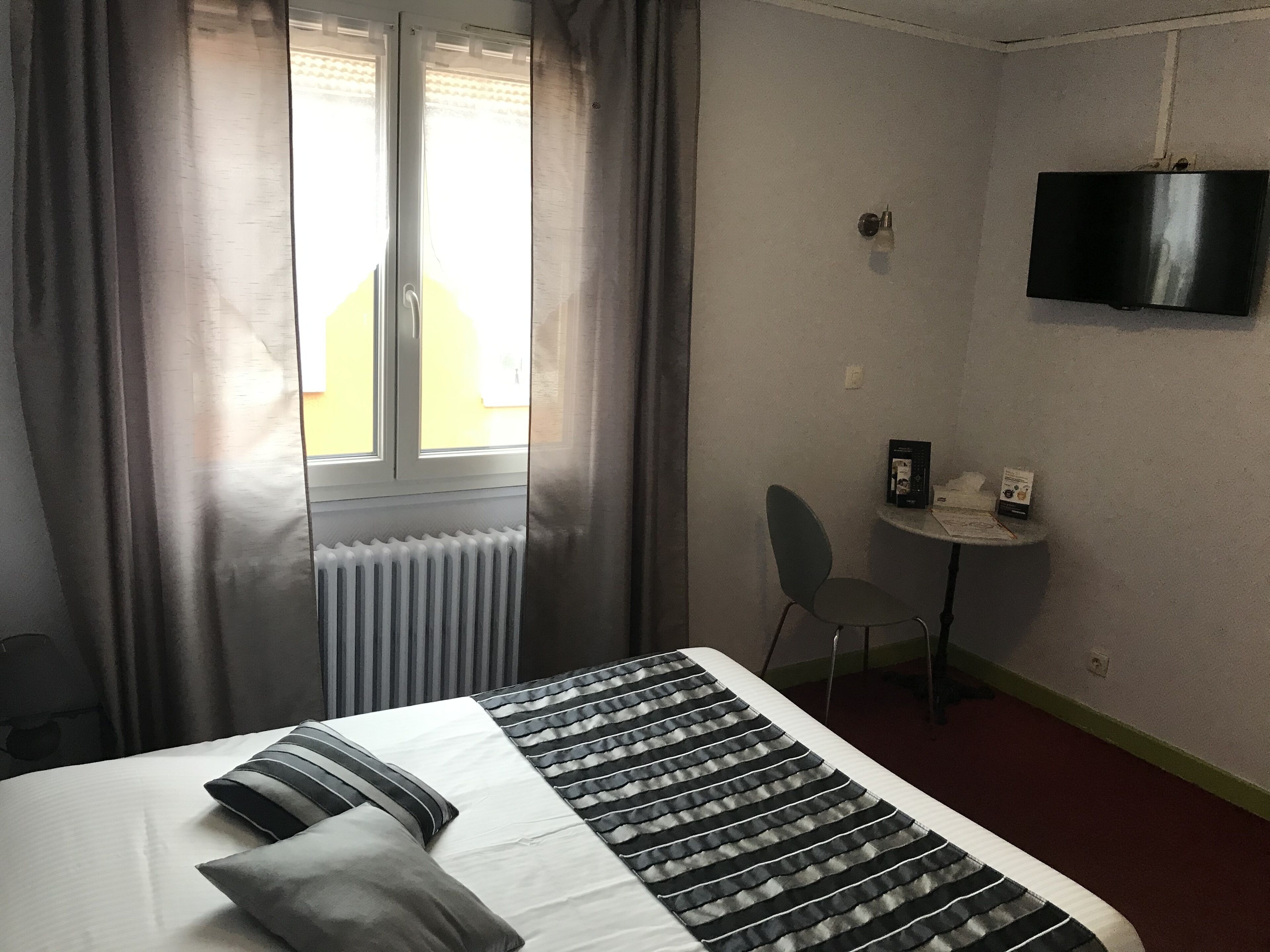 double room | bathroom shower