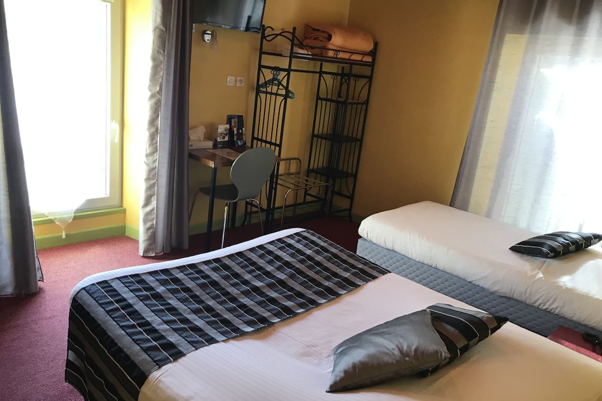 Premium bedding, desk, soundproofing, free WiFi
