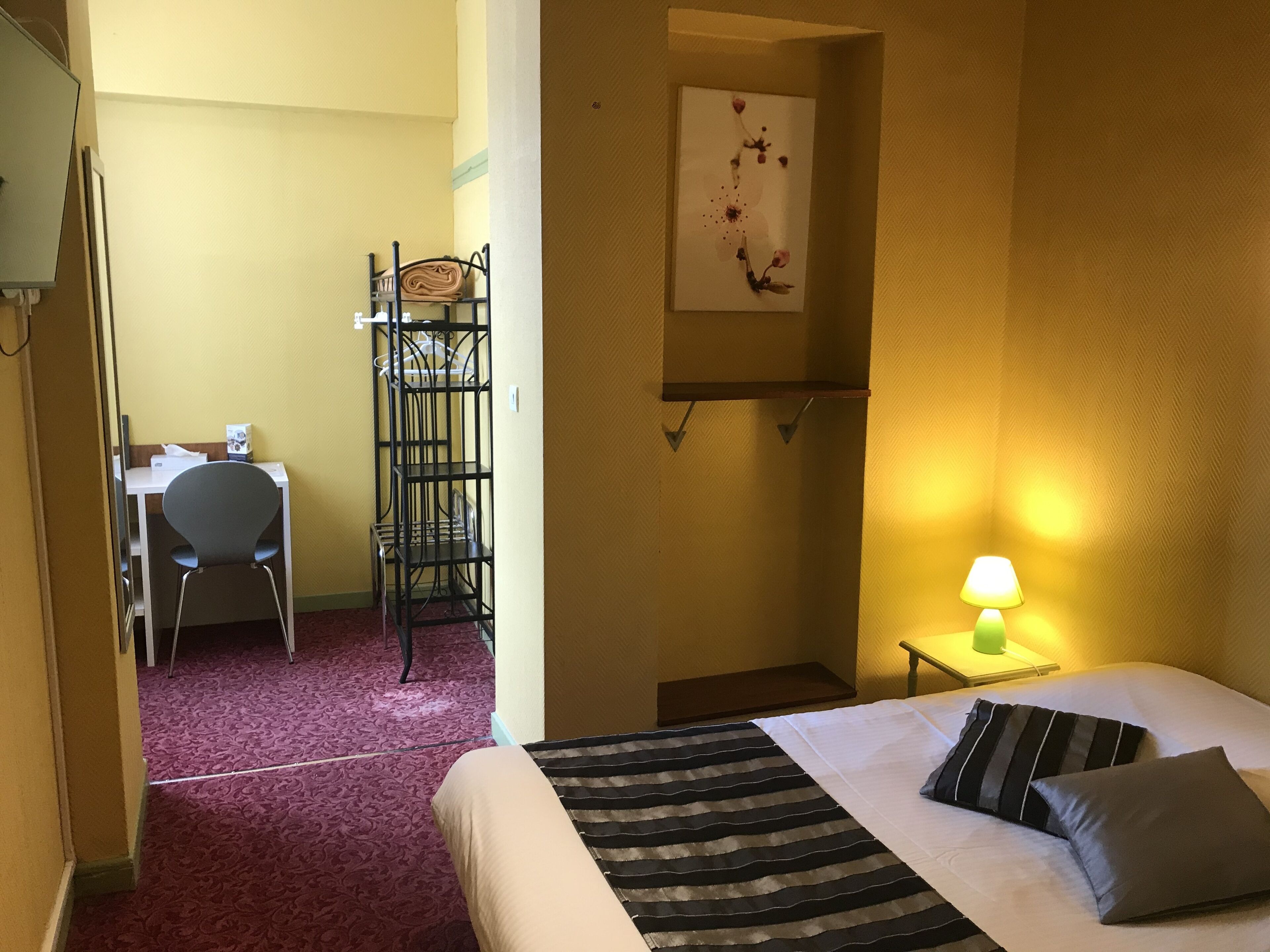 single room | premium bedding, desk, soundproofing, free wifi