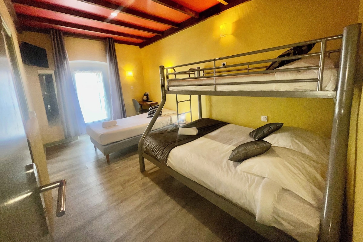 Premium bedding, desk, soundproofing, free WiFi