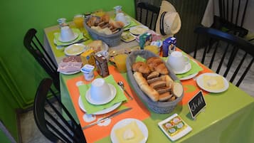 Desayuno continental (EUR 10 por persona)