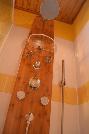 Triple Room | Bathroom shower - Hôtel Magdeleine (Romans-sur-Isere)