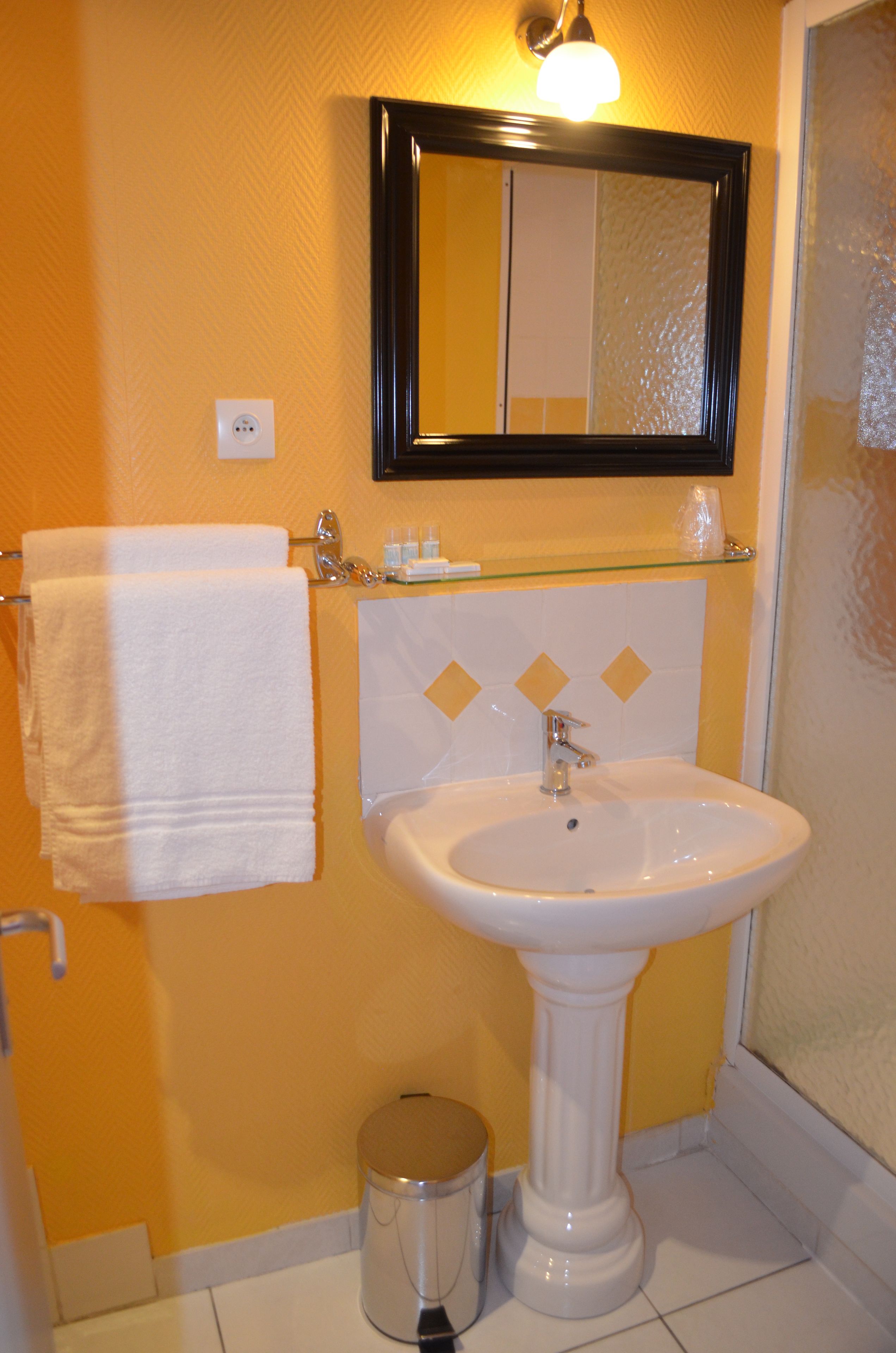 triple room | bathroom | shower, free toiletries, hair dryer, towels