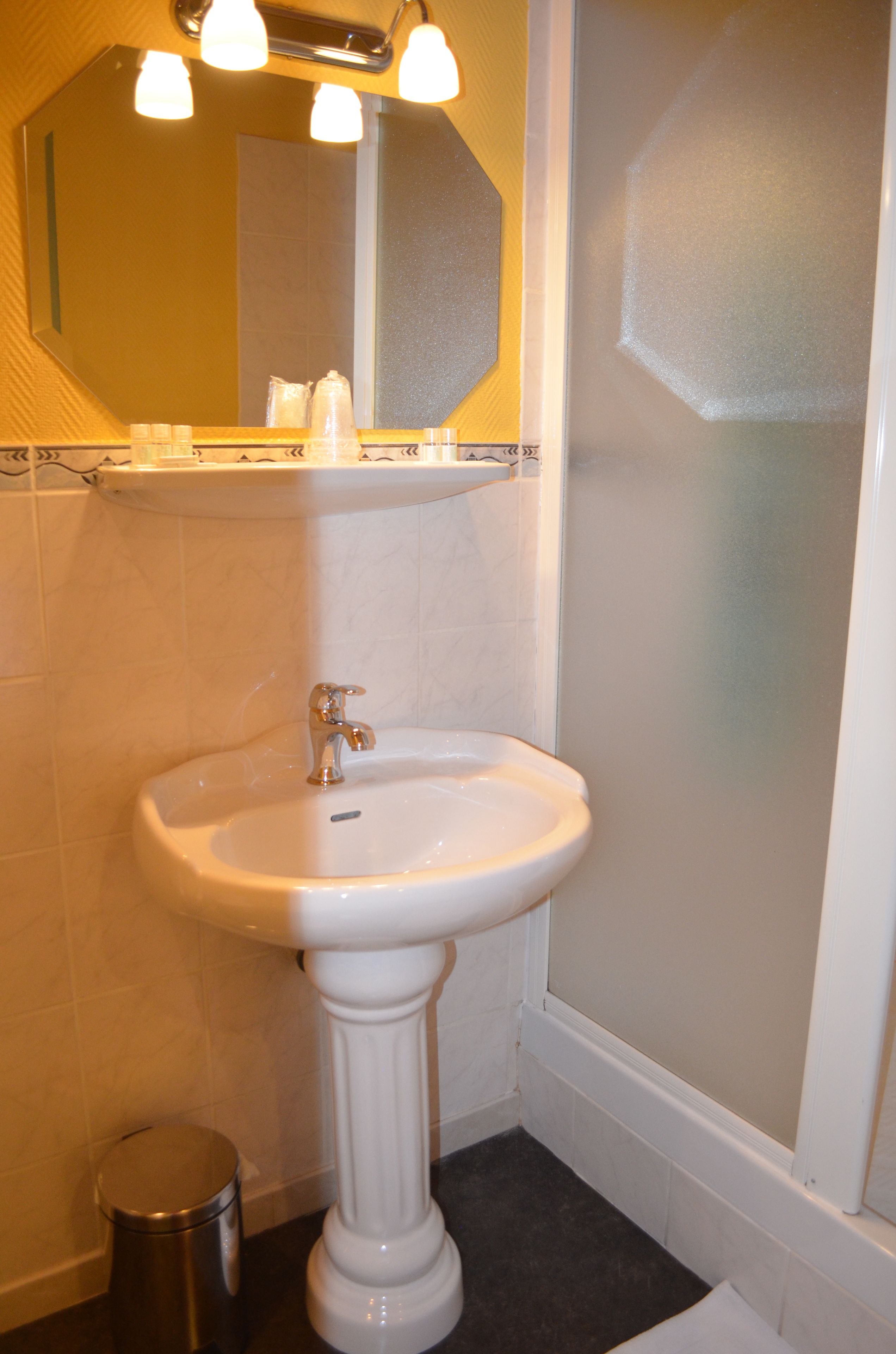 quadruple room | bathroom sink