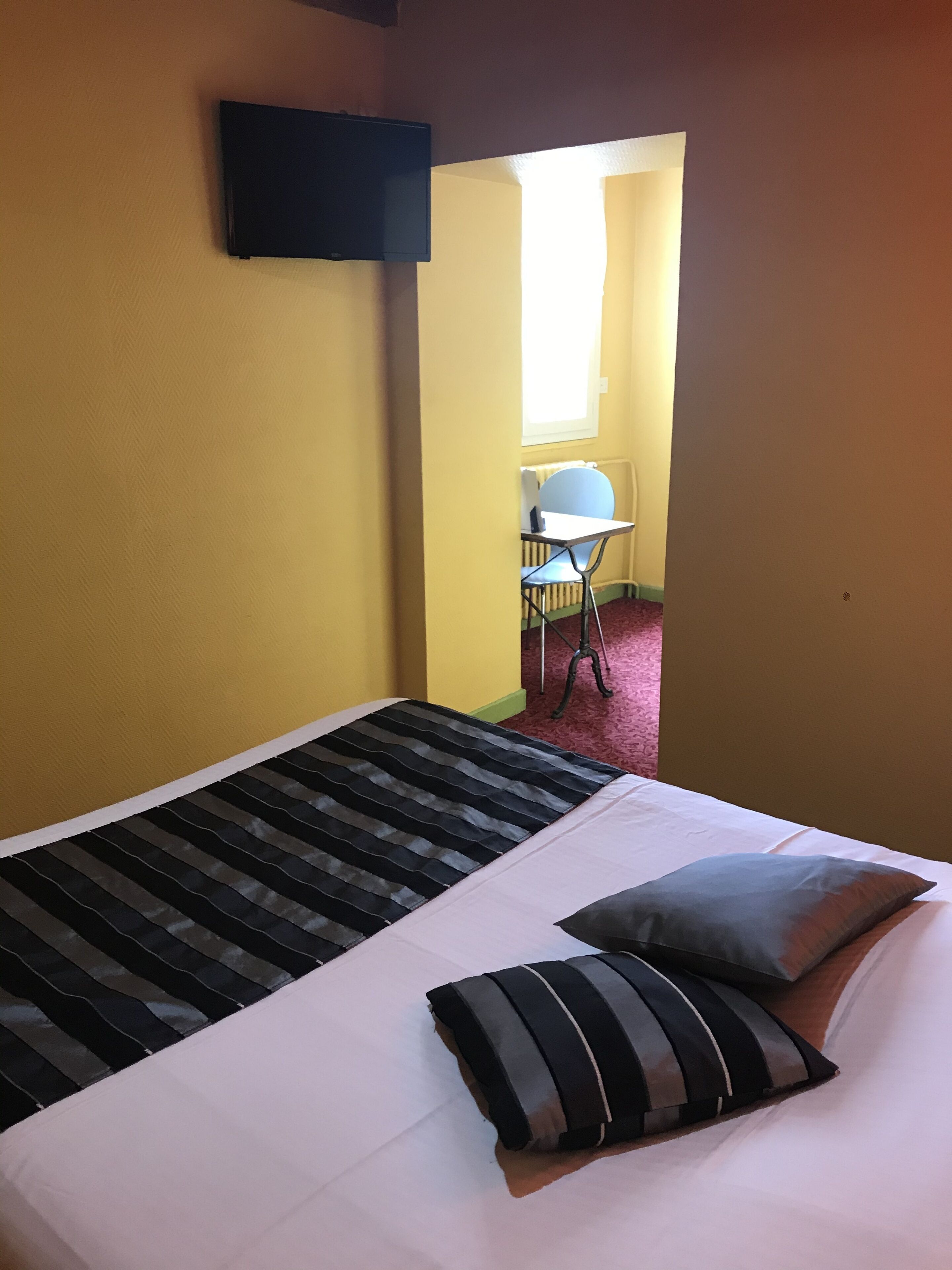 single room | premium bedding, desk, soundproofing, free wifi
