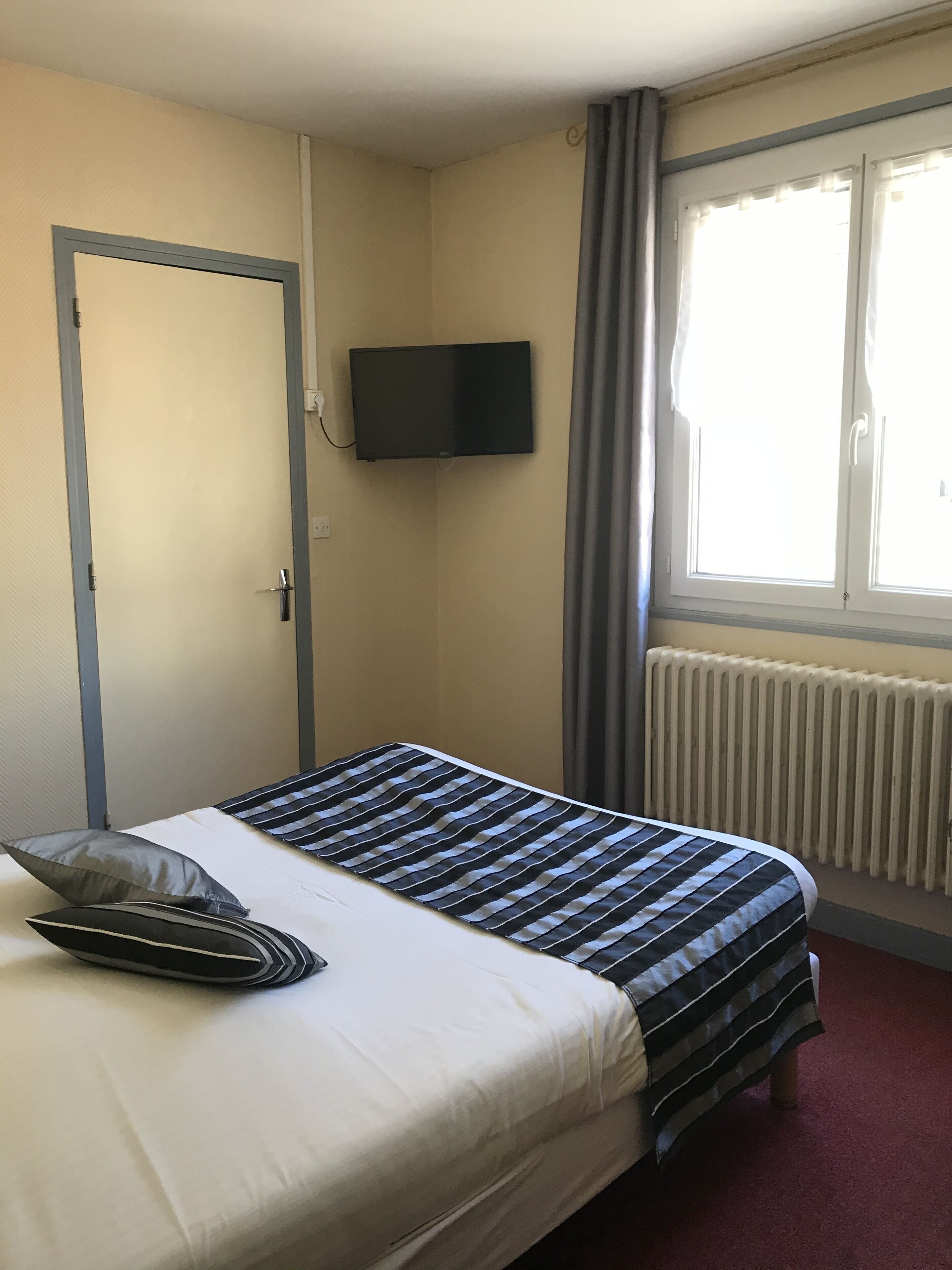 double room | premium bedding, desk, soundproofing, free wifi