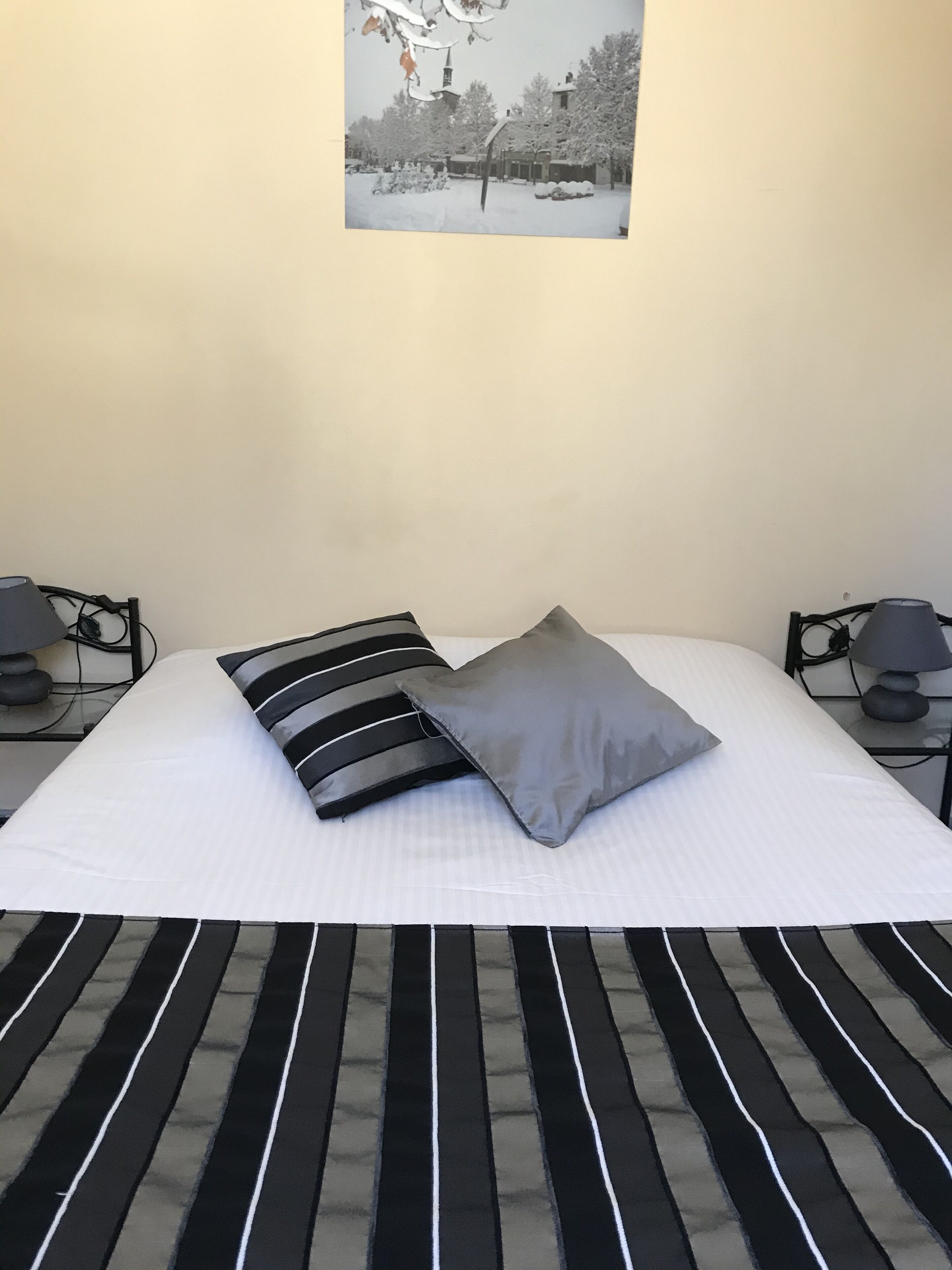 double room | premium bedding, desk, soundproofing, free wifi