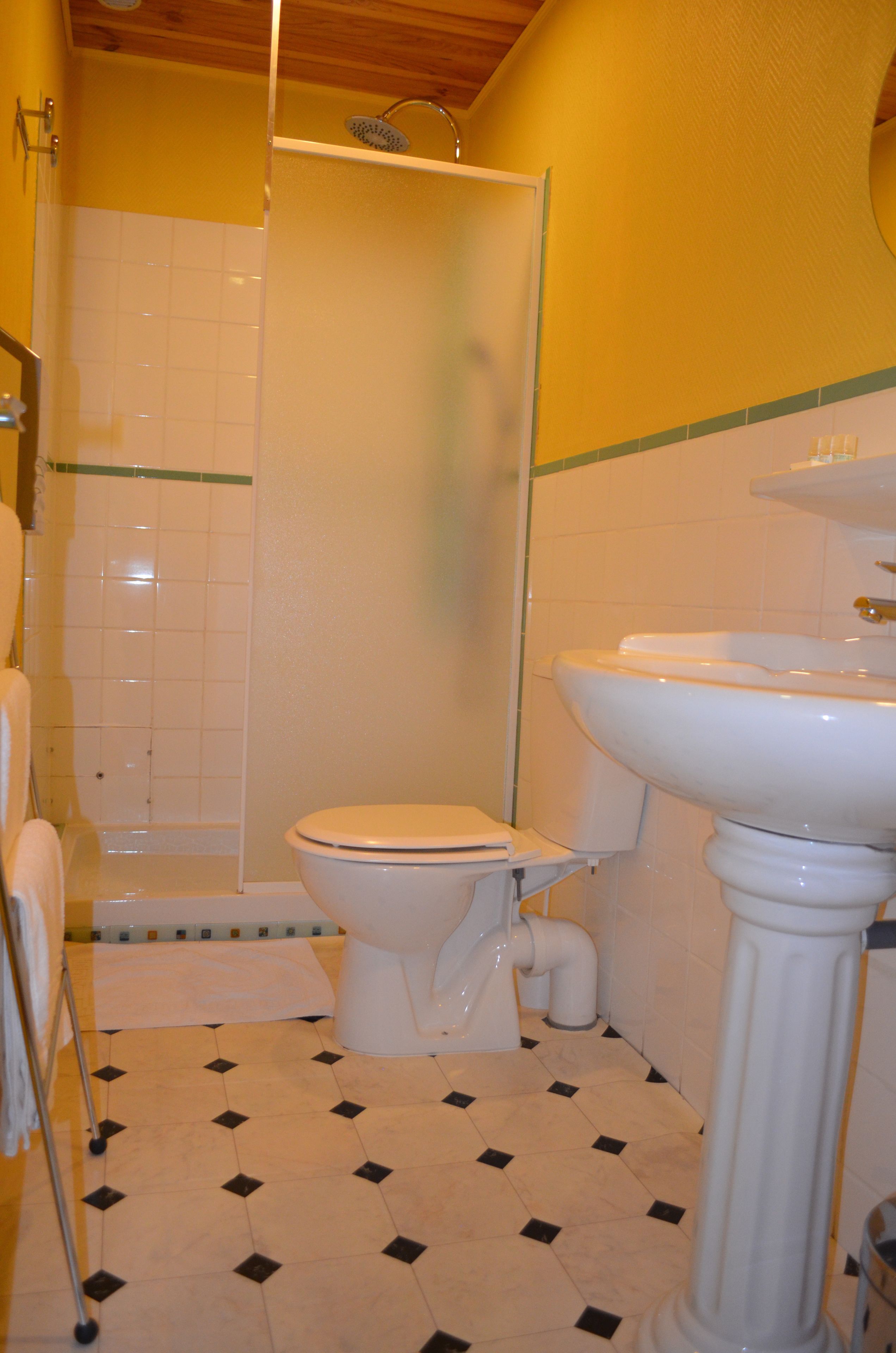 triple room | bathroom | shower, free toiletries, hair dryer, towels