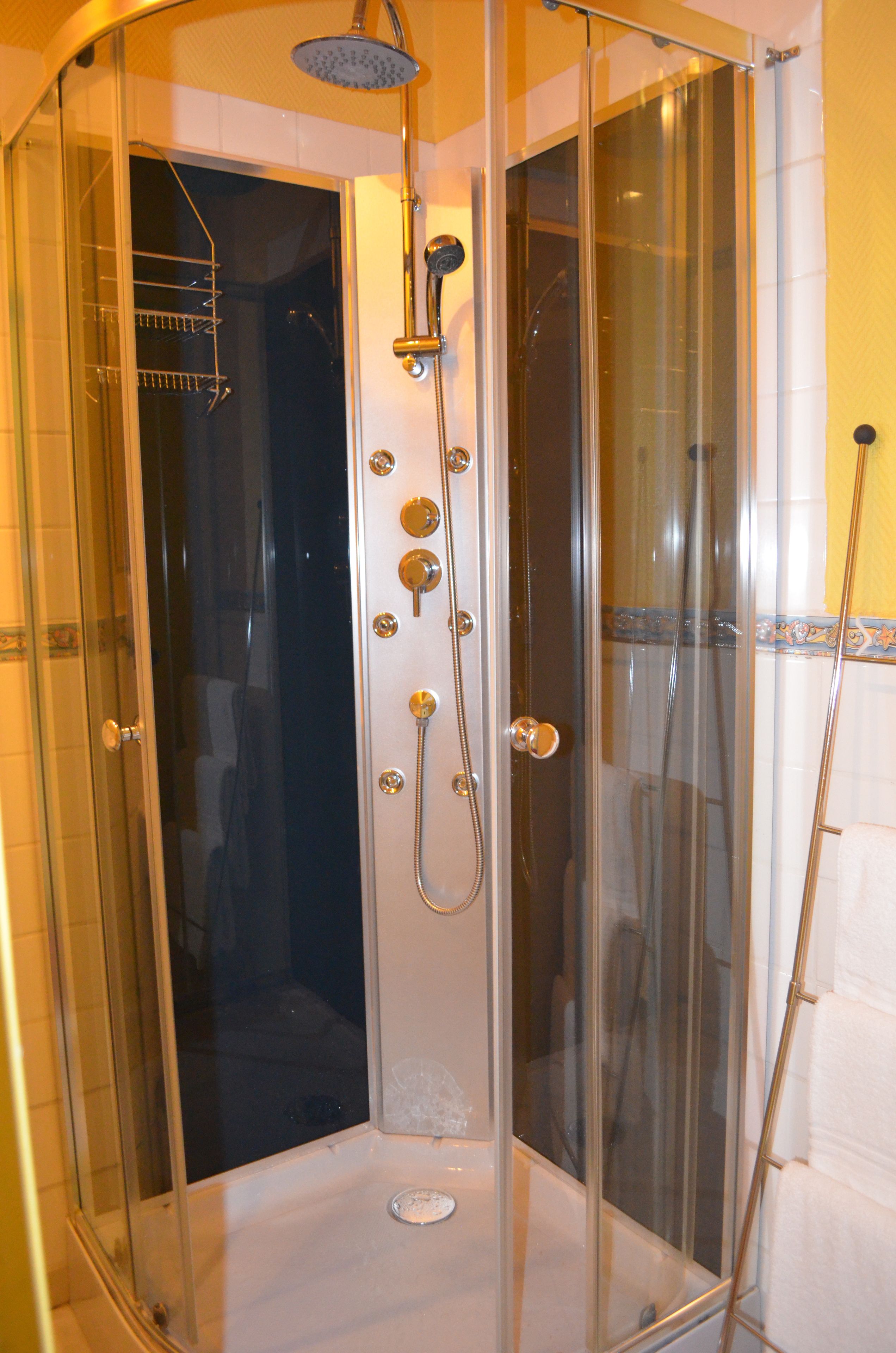 triple room | bathroom | shower, free toiletries, hair dryer, towels