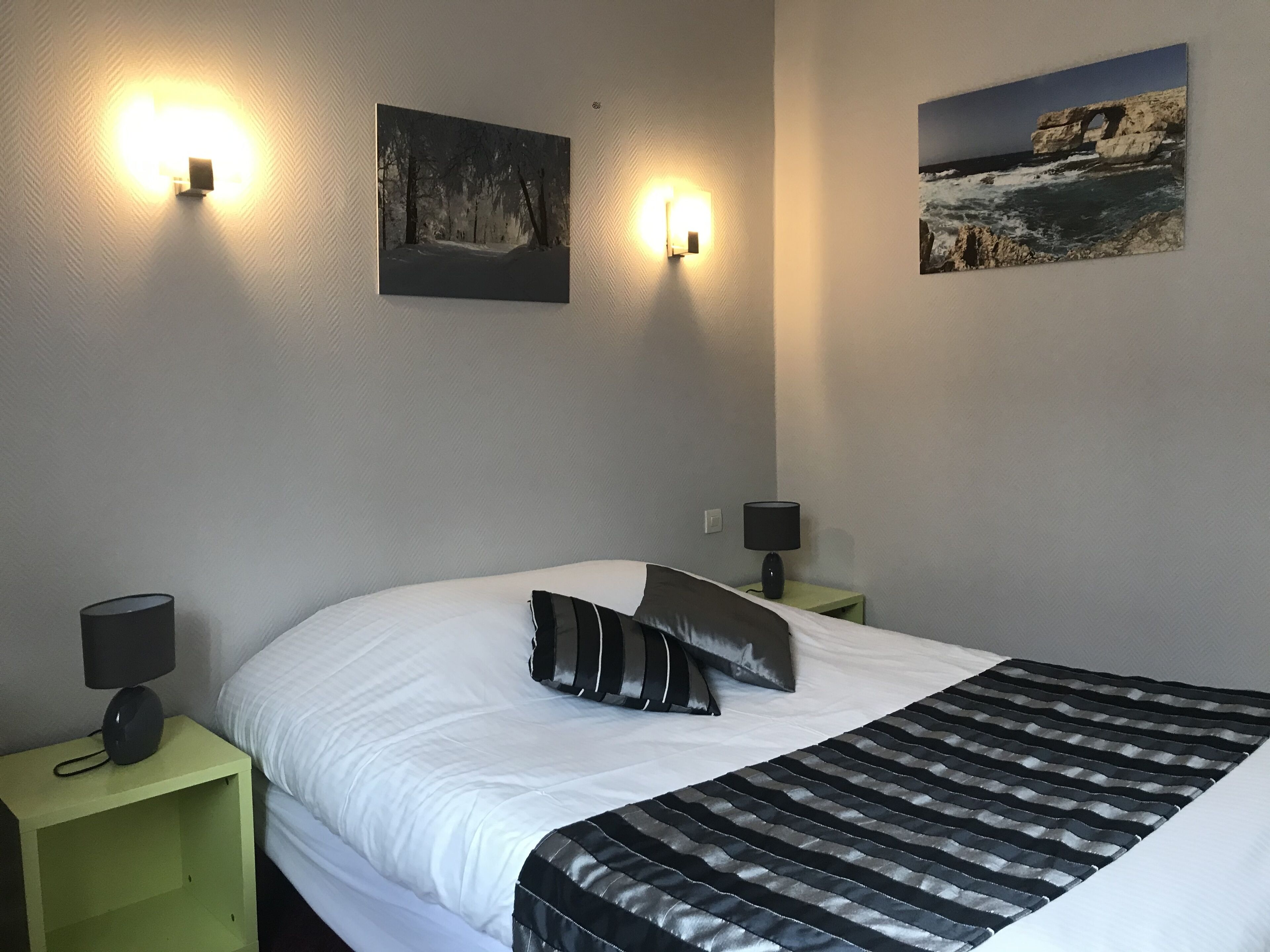 single room | premium bedding, desk, soundproofing, free wifi