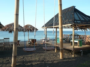 Am Strand, schwarzer Sandstrand, Sporttauchen, Schnorcheln