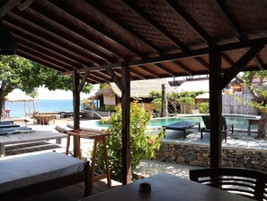 Bungalow Deluxe, vista parcial al océano | Terraza o patio