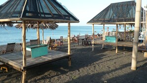 Un área junto a la playa con estructuras y asientos de madera.