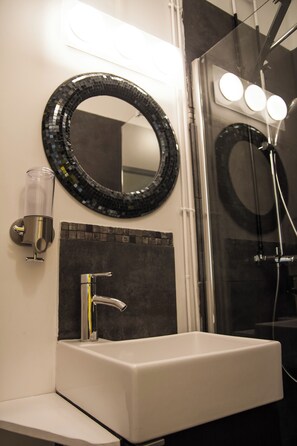 Comfort Double Room, Private Bathroom, Courtyard View (Soierie) | Bathroom | Free toiletries, hair dryer, towels, soap - Félix dOrt (Lyon)
