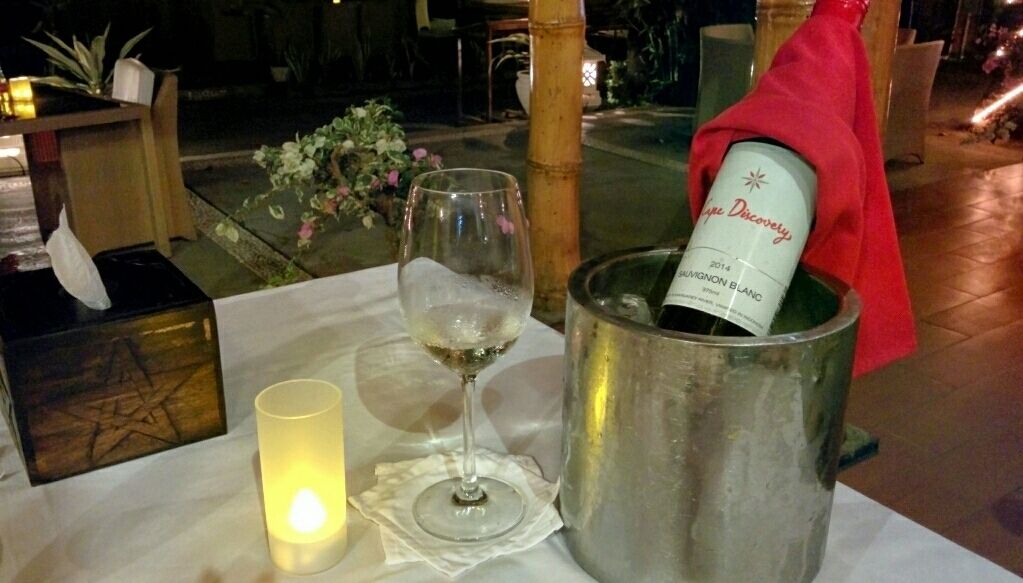 breakfast, lunch, dinner served; international cuisine