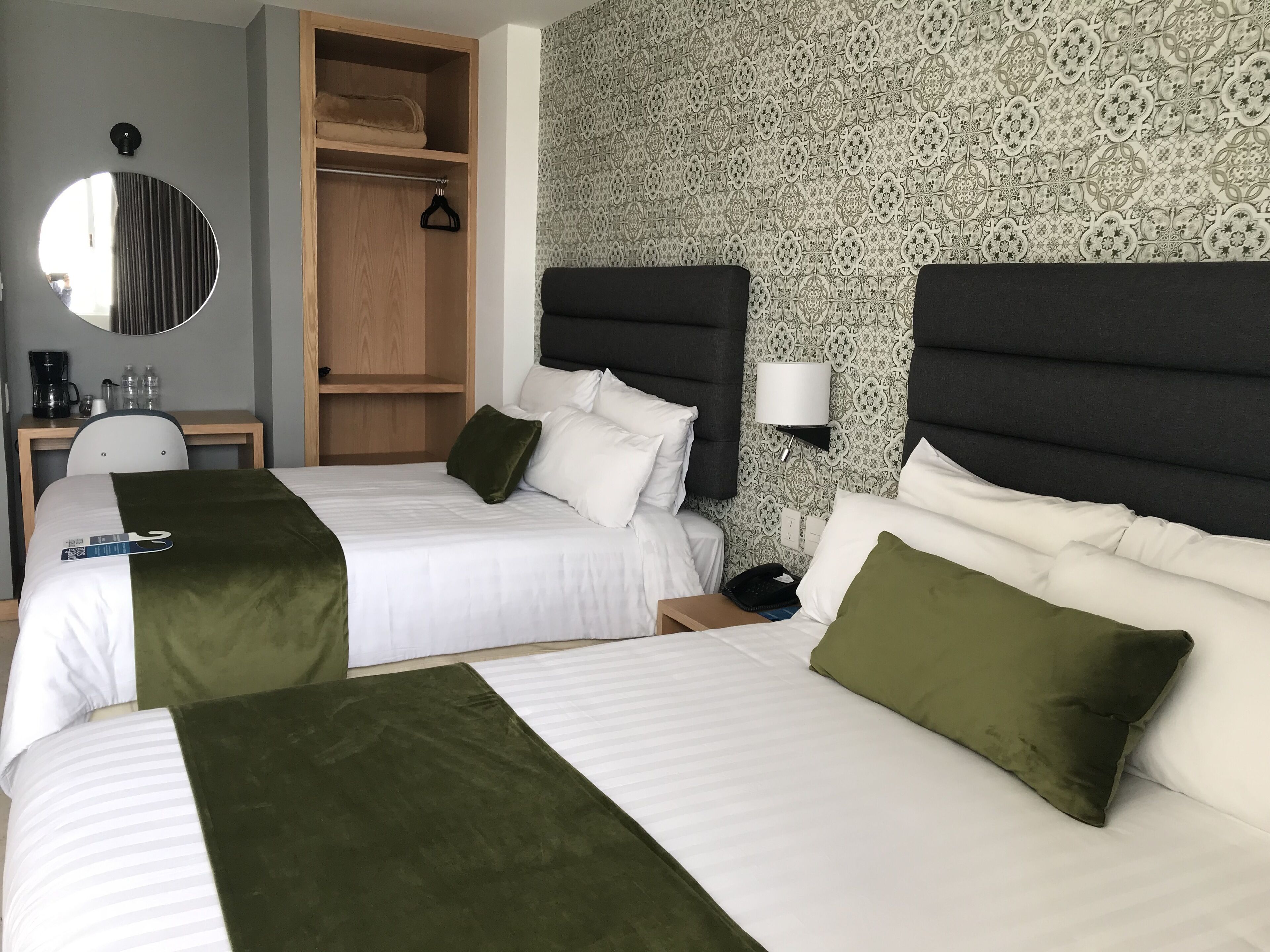 habitacion deluxe 1 queen bed | premium bedding, in-room safe, desk, free wifi