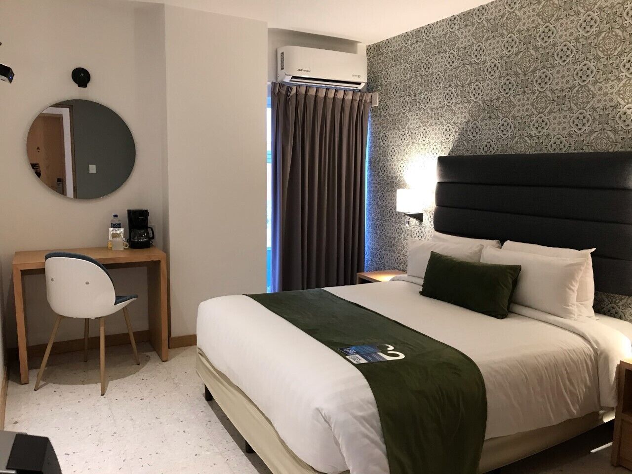 Habitacion Deluxe 1 Queen Bed | 高級寢具、客房內保險箱、書桌、免費無線上網