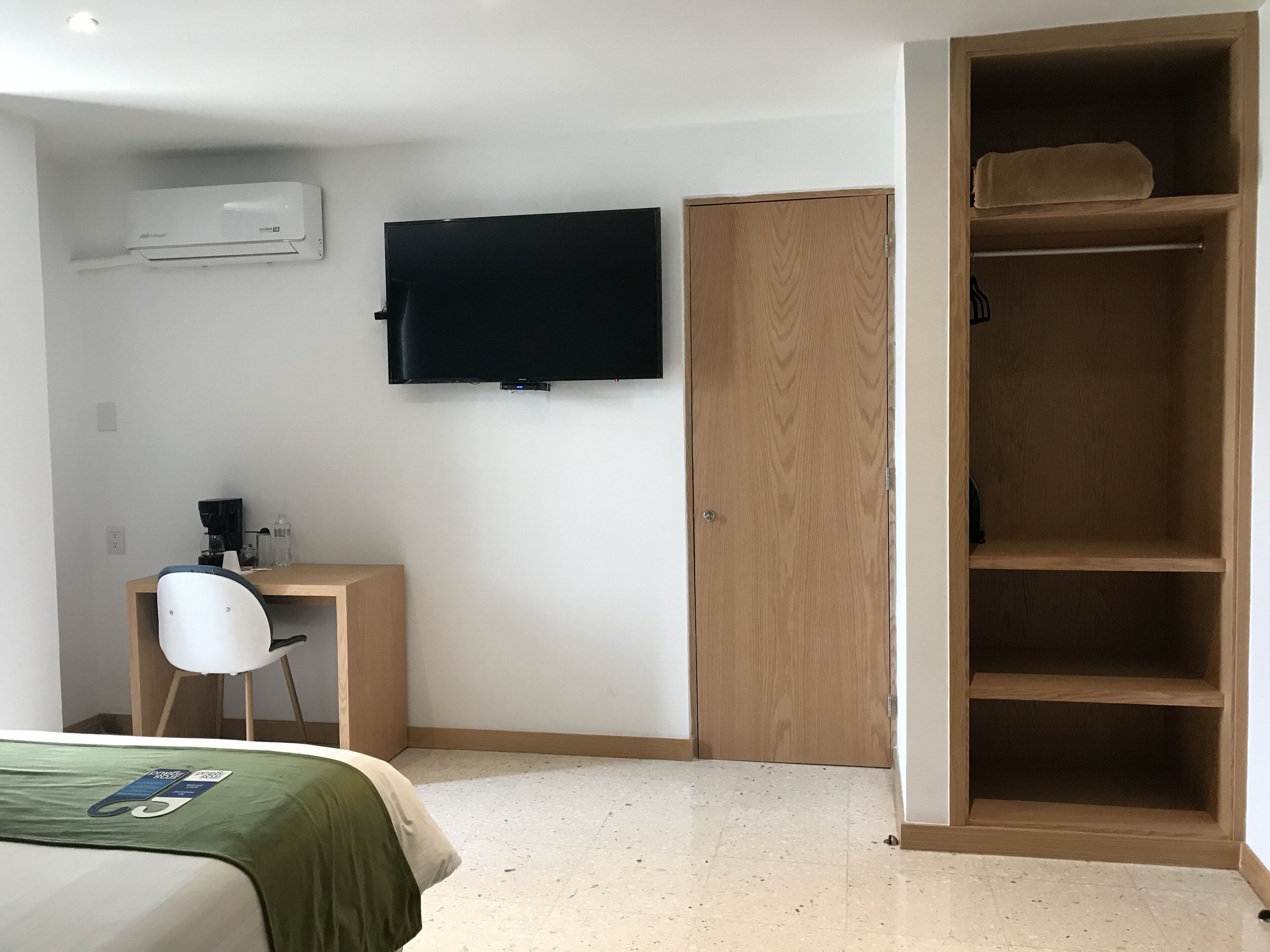 habitacion deluxe 1 queen bed | premium bedding, in-room safe, desk, free wifi