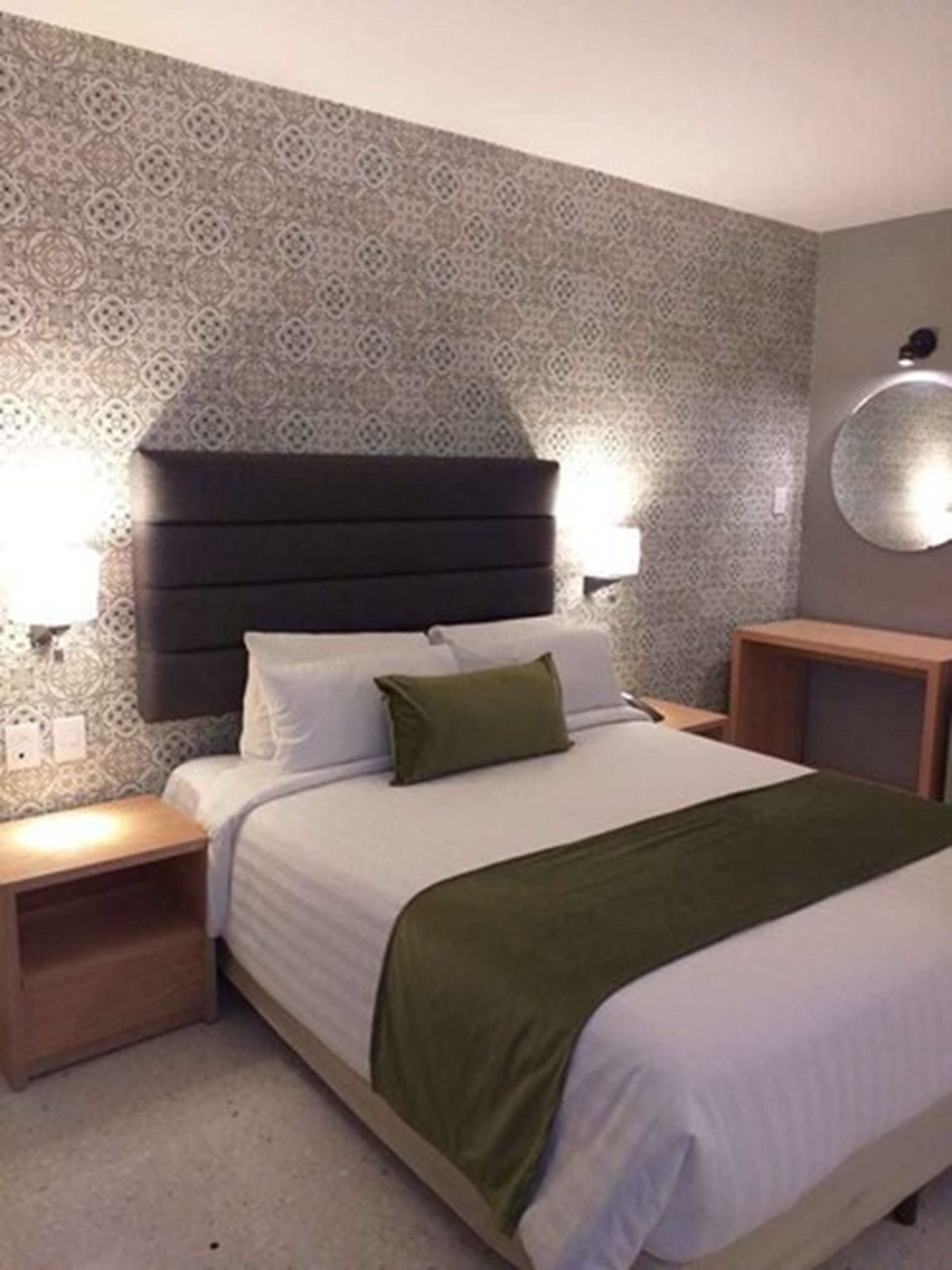 habitacion deluxe 1 queen bed | premium bedding, in-room safe, desk, free wifi