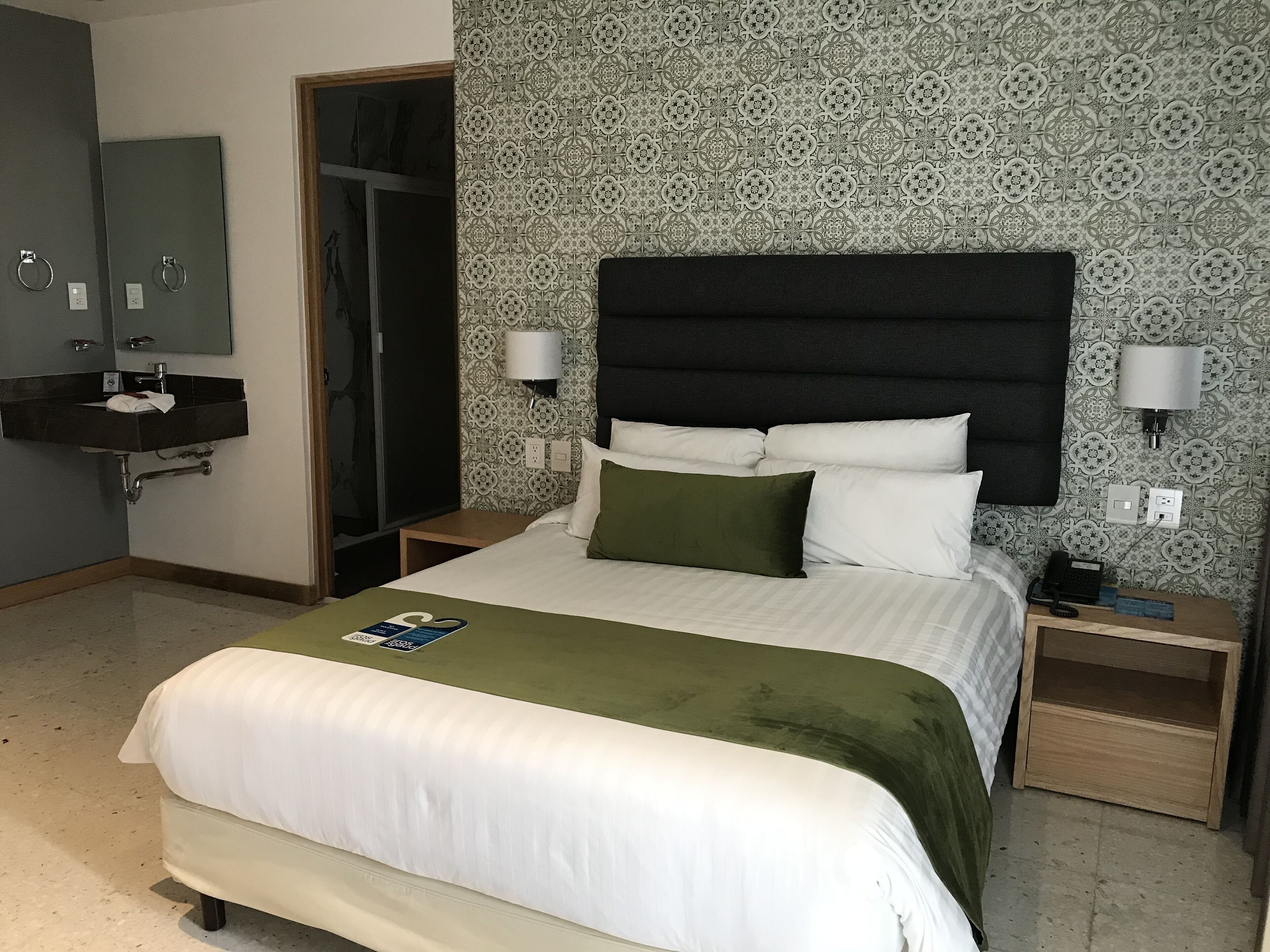 habitacion deluxe 1 queen bed | premium bedding, in-room safe, desk, free wifi