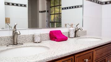 Comfort Villa, 3 Bedrooms, Terrace, Canal View | Bathroom | Shower, free toiletries