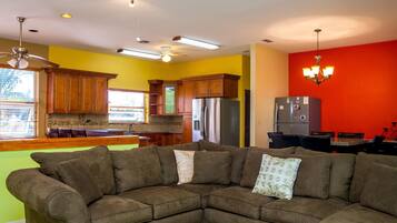 Comfort Villa, 3 Bedrooms, Terrace, Canal View | Living room | Flat-screen TV