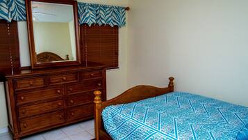 Comfort Villa, 3 Bedrooms, Terrace, Canal View | 3 bedrooms, iron/ironing board, free WiFi