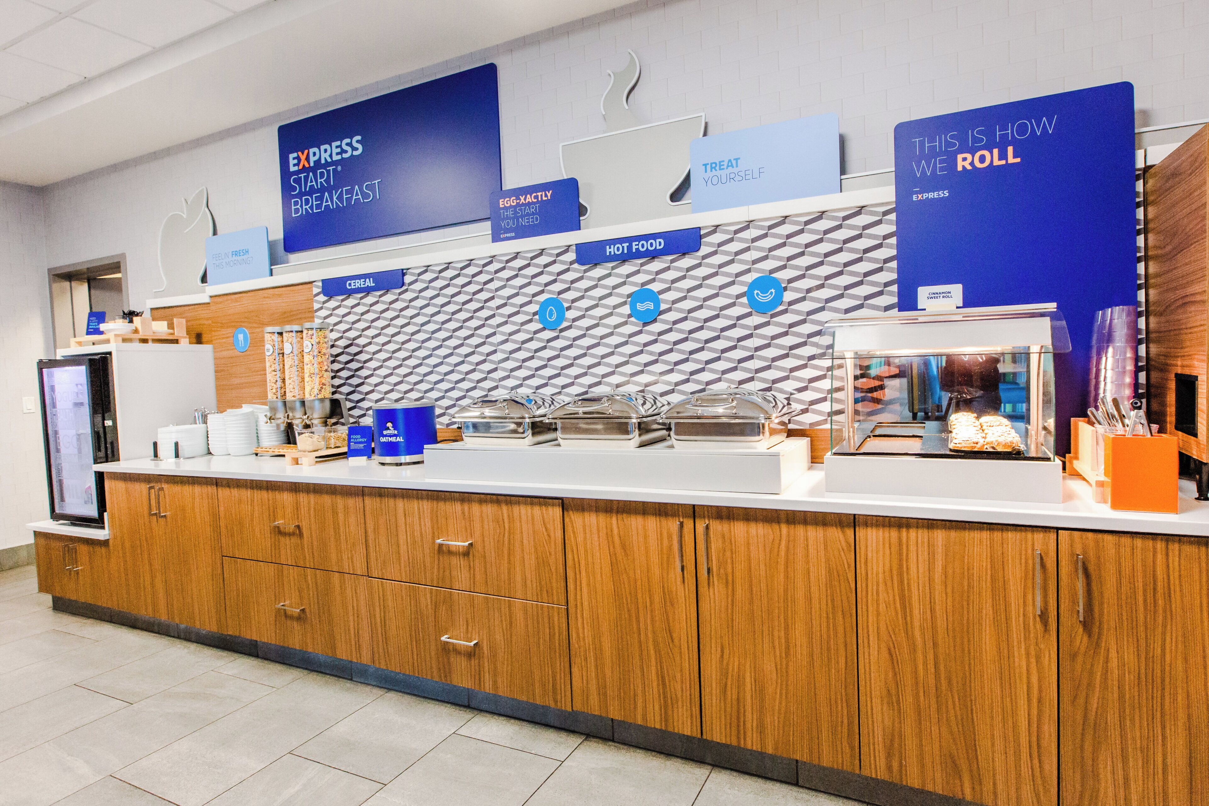 Un banco colazione con diverse opzioni alimentari e segnaletica per la colazione Express Start.