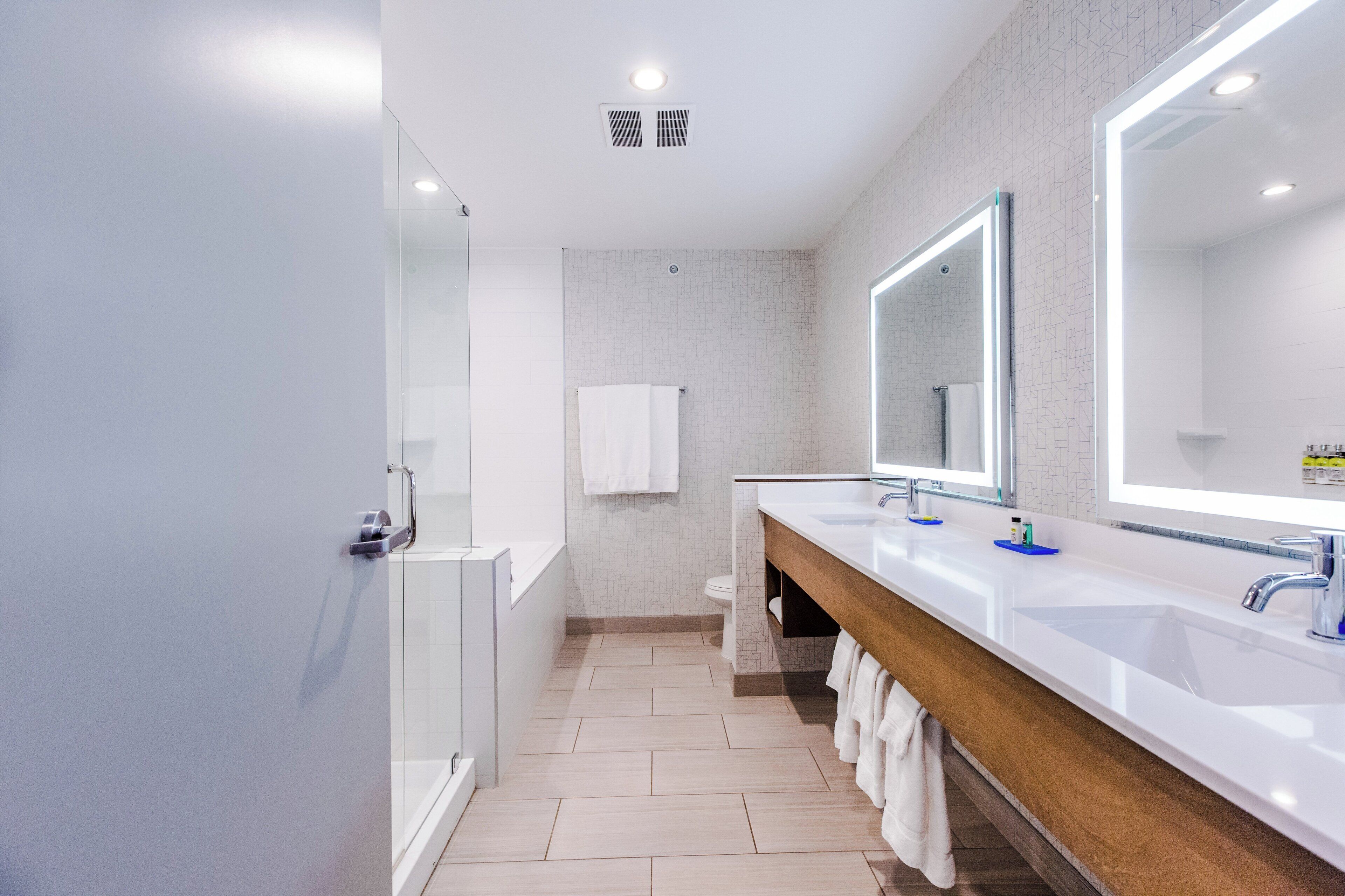 suite, 1 king bed, jetted tub | in-room safe, desk, blackout curtains, soundproofing