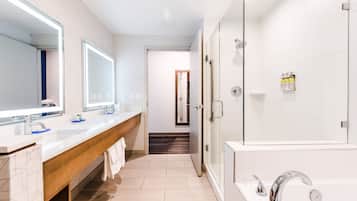 Suite, 1 kingsize-seng, massasjebadekar | Safe på rommet, skrivebord, blendingsgardiner og lydisolert