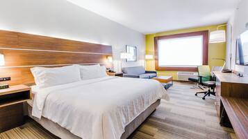 Suite, 1 kingsize-seng (Walk-In Shower) | Safe på rommet, skrivebord, blendingsgardiner og lydisolert