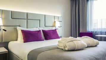 Habitación clásica, 1 cama doble | Minibar, caja fuerte, escritorio y cortinas opacas