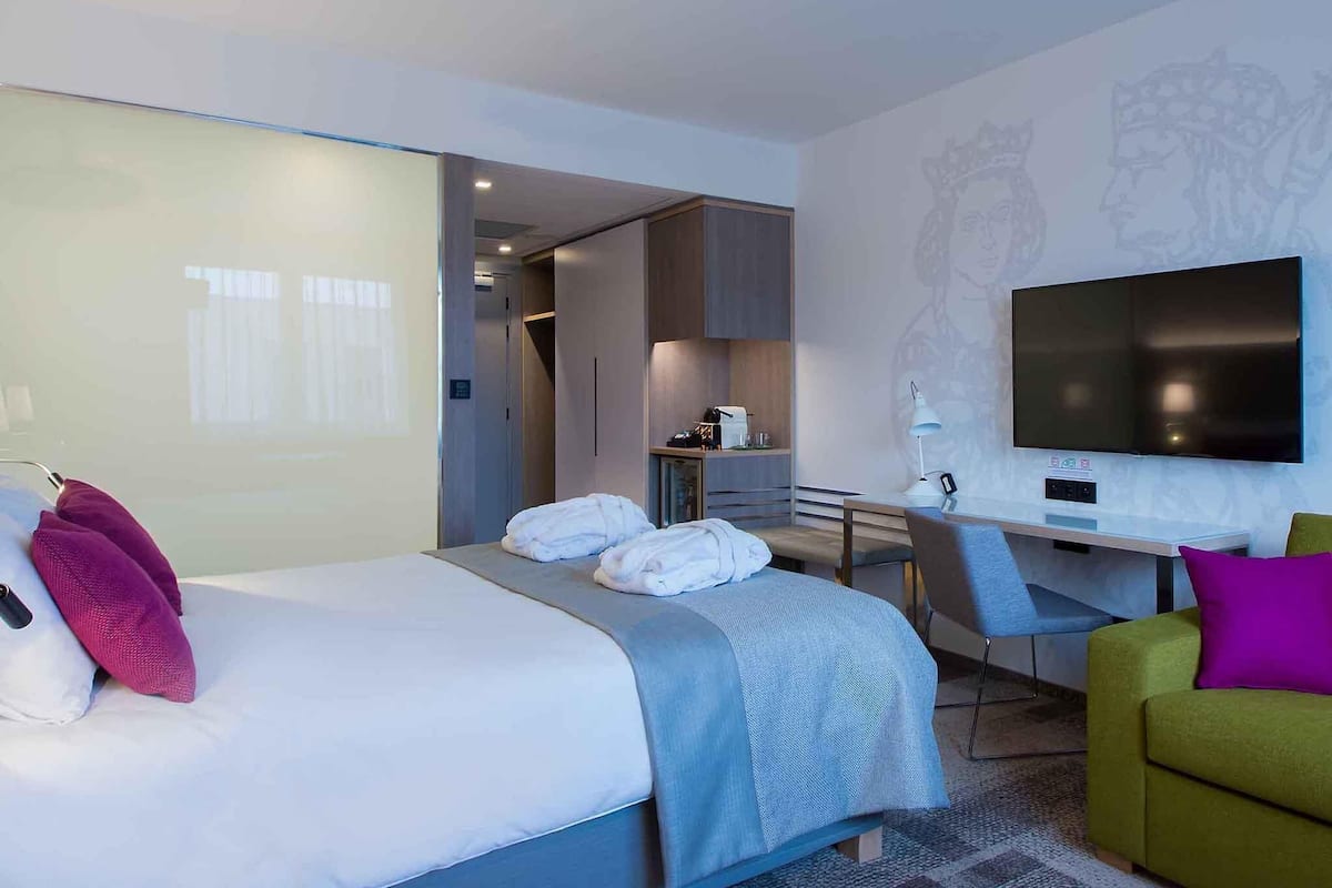 Habitación superior, 1 cama Queen size y sofá cama | Minibar, caja de seguridad en la habitación y escritorio