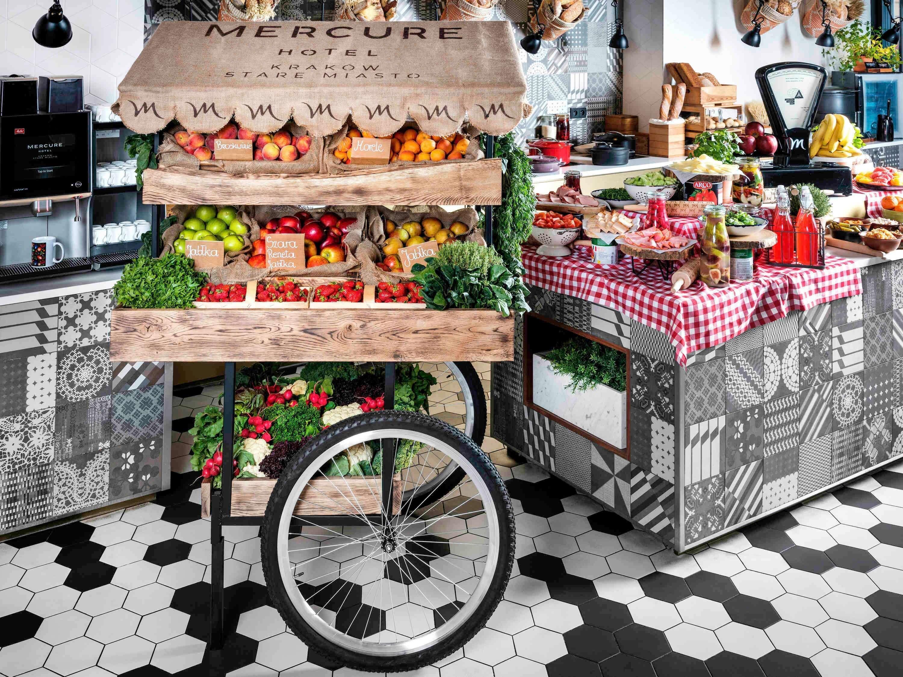 朝食 (ビュッフェ)、毎日提供 (1 名様 99 PLN)