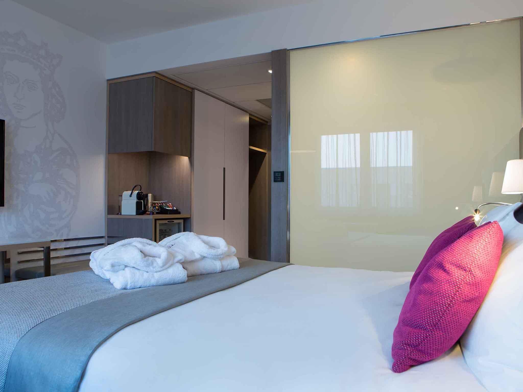 Privilege, Room, 1 Double Bed | Minibar, in-room safe, desk, blackout drapes