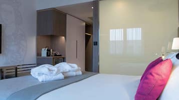 Privilege, Room, 1 Double Bed | Minibar, in-room safe, desk, blackout drapes