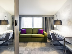 Suite júnior, 1 llit doble i sofà llit | Minibar, caixa forta a l'habitació, escriptori i cortines opaques