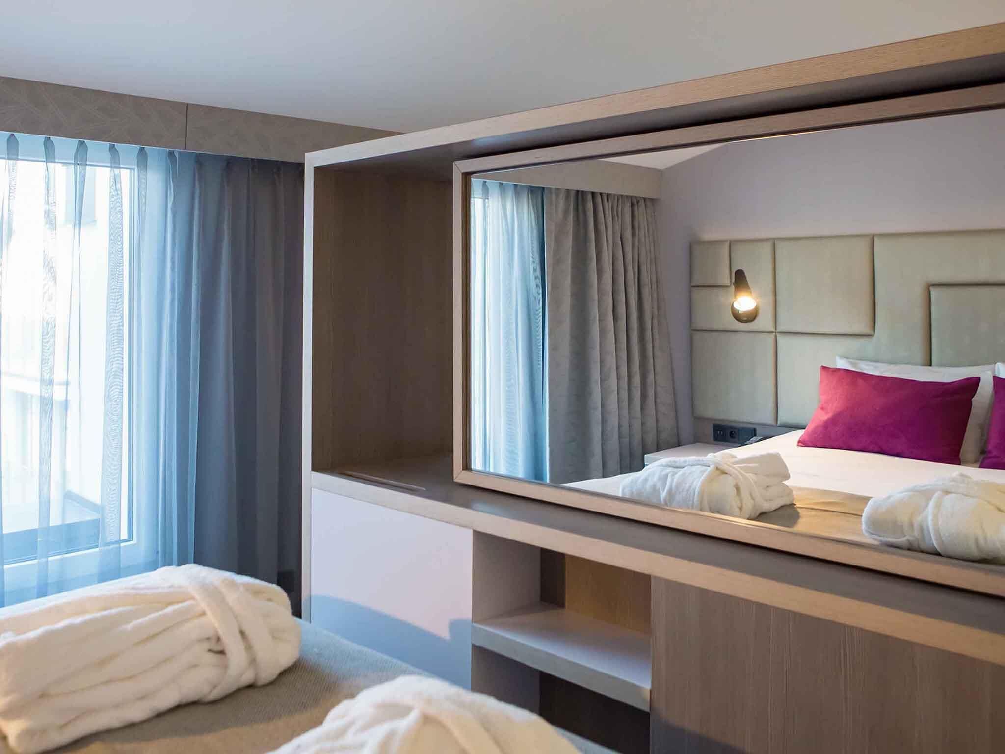 Minibar, coffres-forts dans les chambres, bureau, rideaux occultants