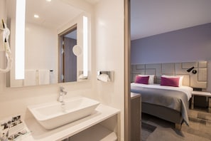 Classic Room, 1 Double Bed | Bathroom | Eco-friendly toiletries, hair dryer, towels