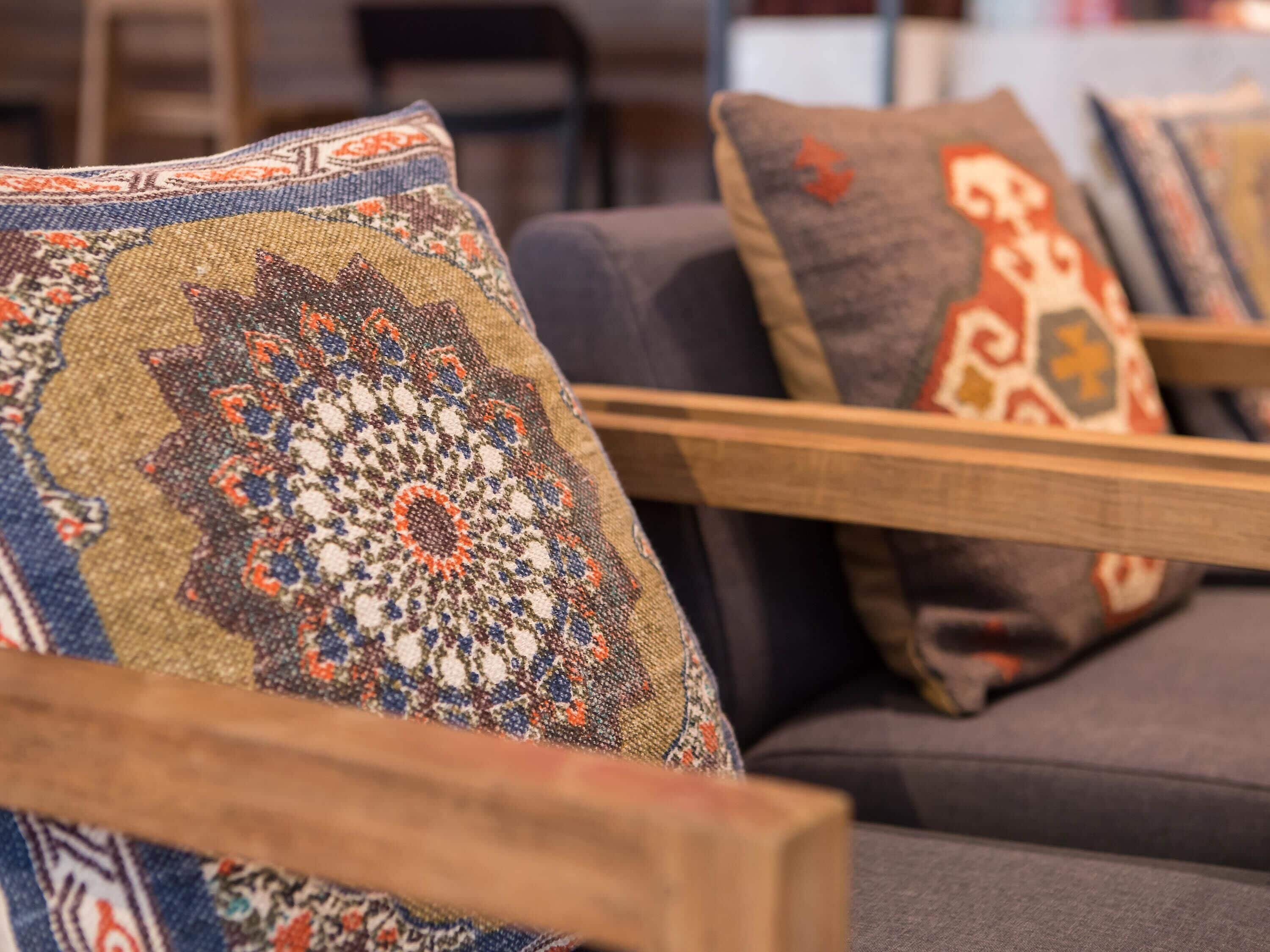 Eine Reihe von Sofas mit gemusterten Kissen.