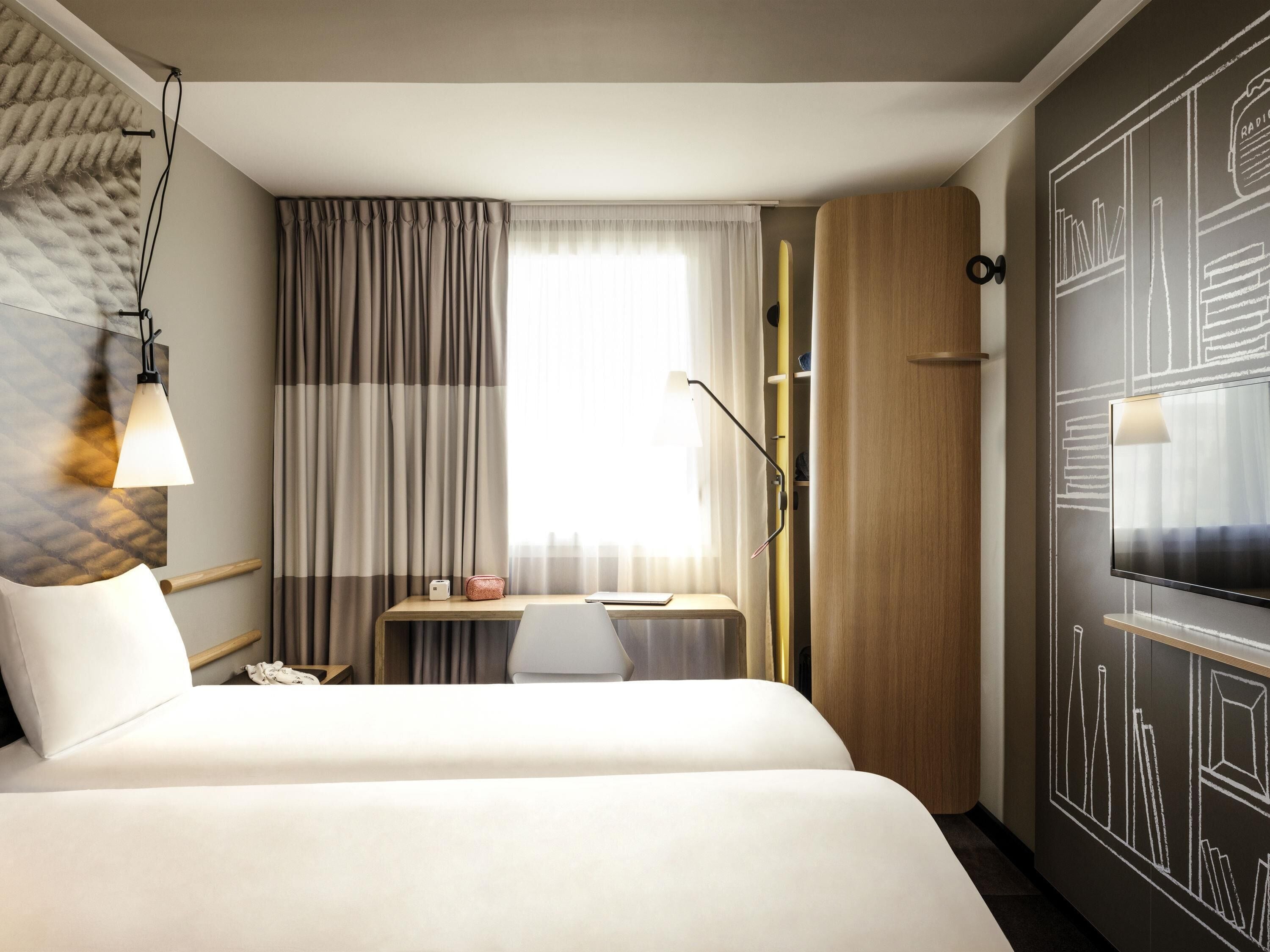 Hochwertige Bettwaren, Schreibtisch, laptopgeeigneter Arbeitsplatz