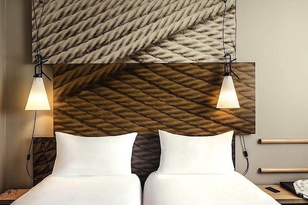 Quarto duplo standard, 2 camas de solteiro | Roupas de cama premium, escrivaninha, espaço de trabalho para notebook