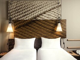 Quarto duplo standard, 2 camas de solteiro | Roupas de cama premium, escrivaninha, espaço de trabalho para notebook