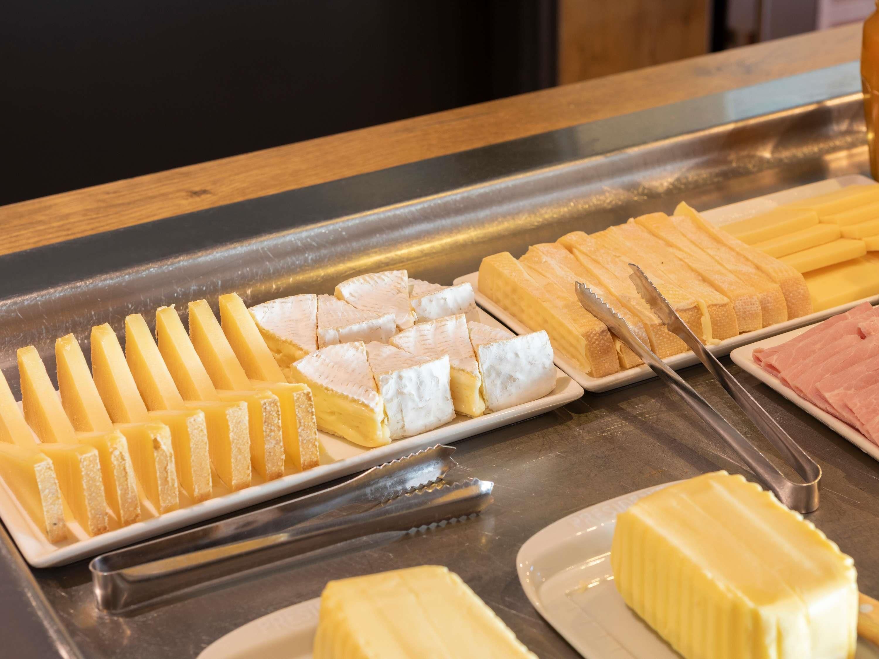 Een buffet met verschillende kazen en vleessoorten.