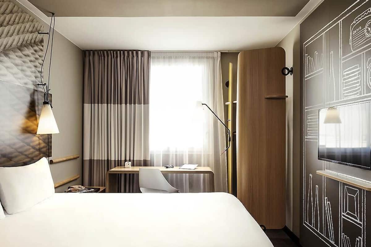 Luxe beddengoed, een bureau, een laptopwerkplek